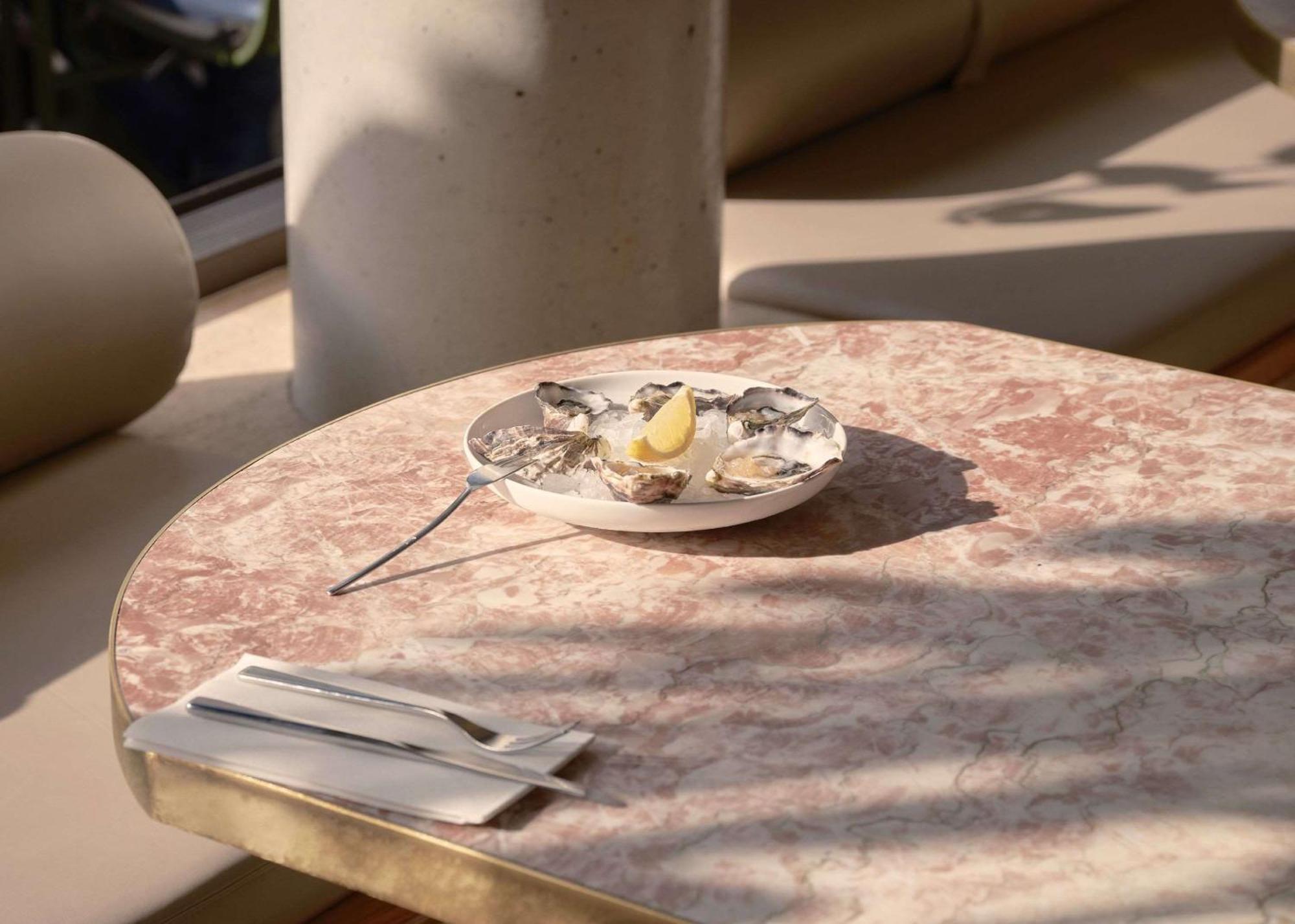 The Calile Hotel Brisbane Exterior foto Oysters on a table